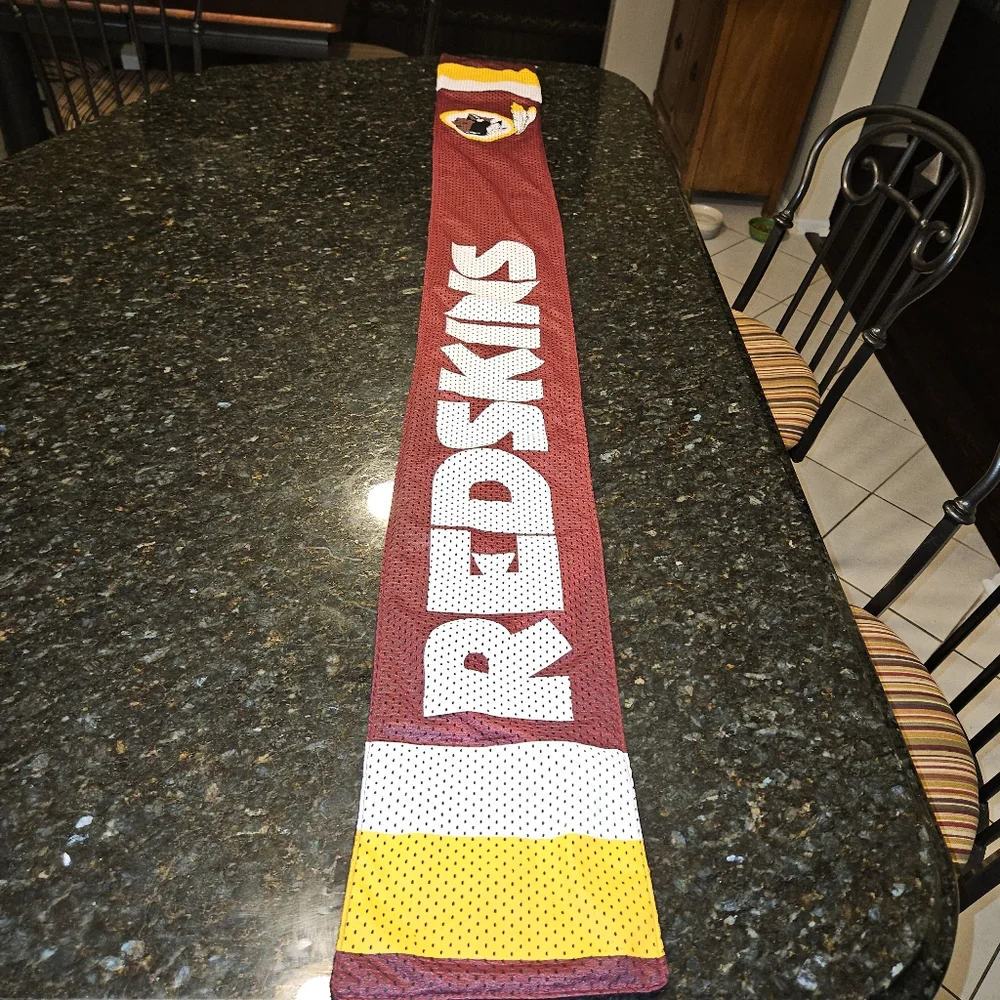 RETIRED - Washington Redskins Football Team Scarf. Official NFL Product.